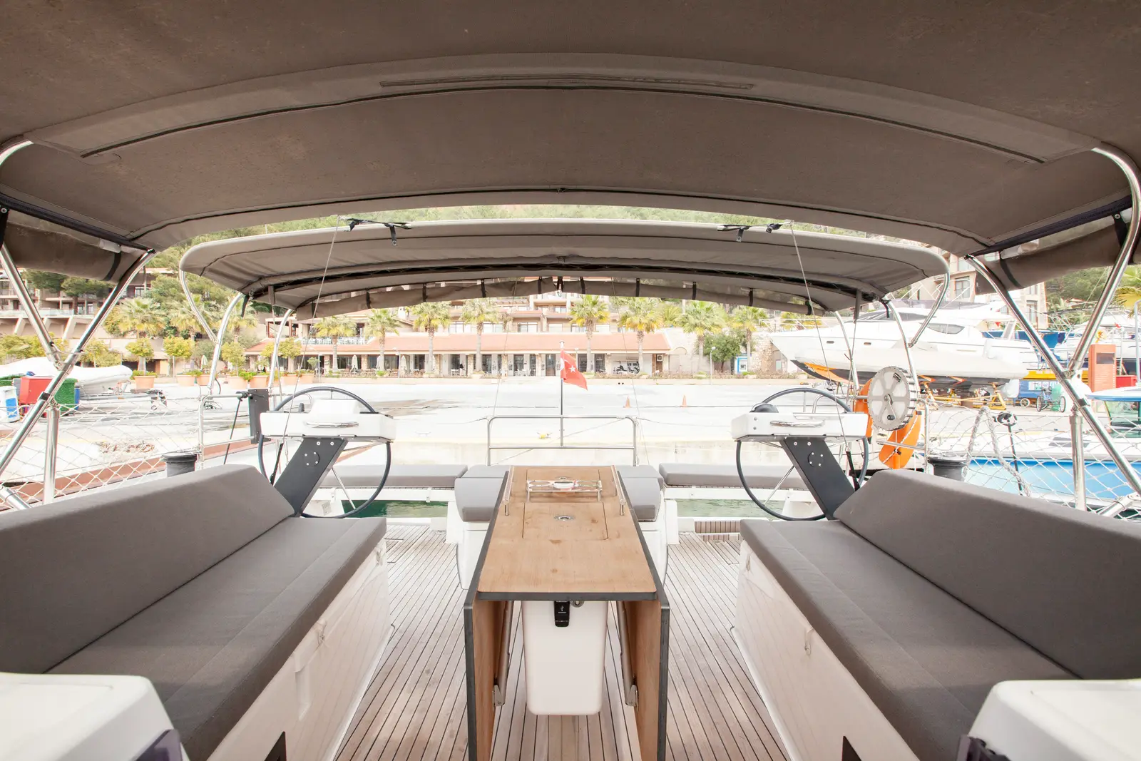 Sarpico, Cockpit