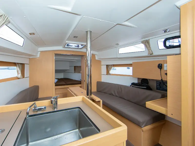 Stephanie, Interior image
