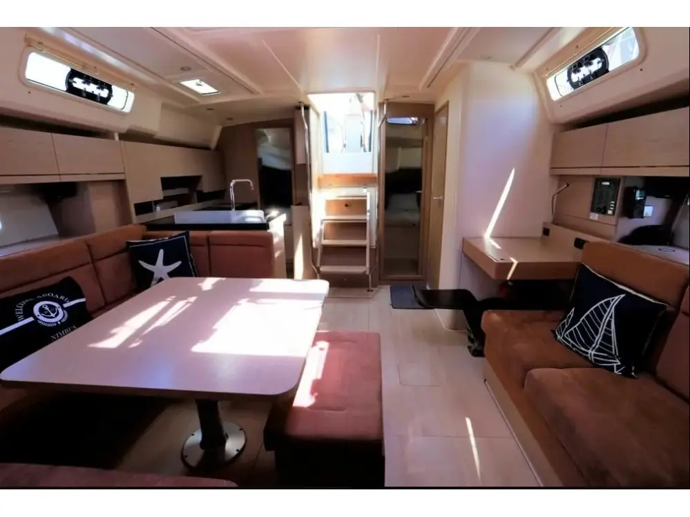 AF-H458, Interior image
