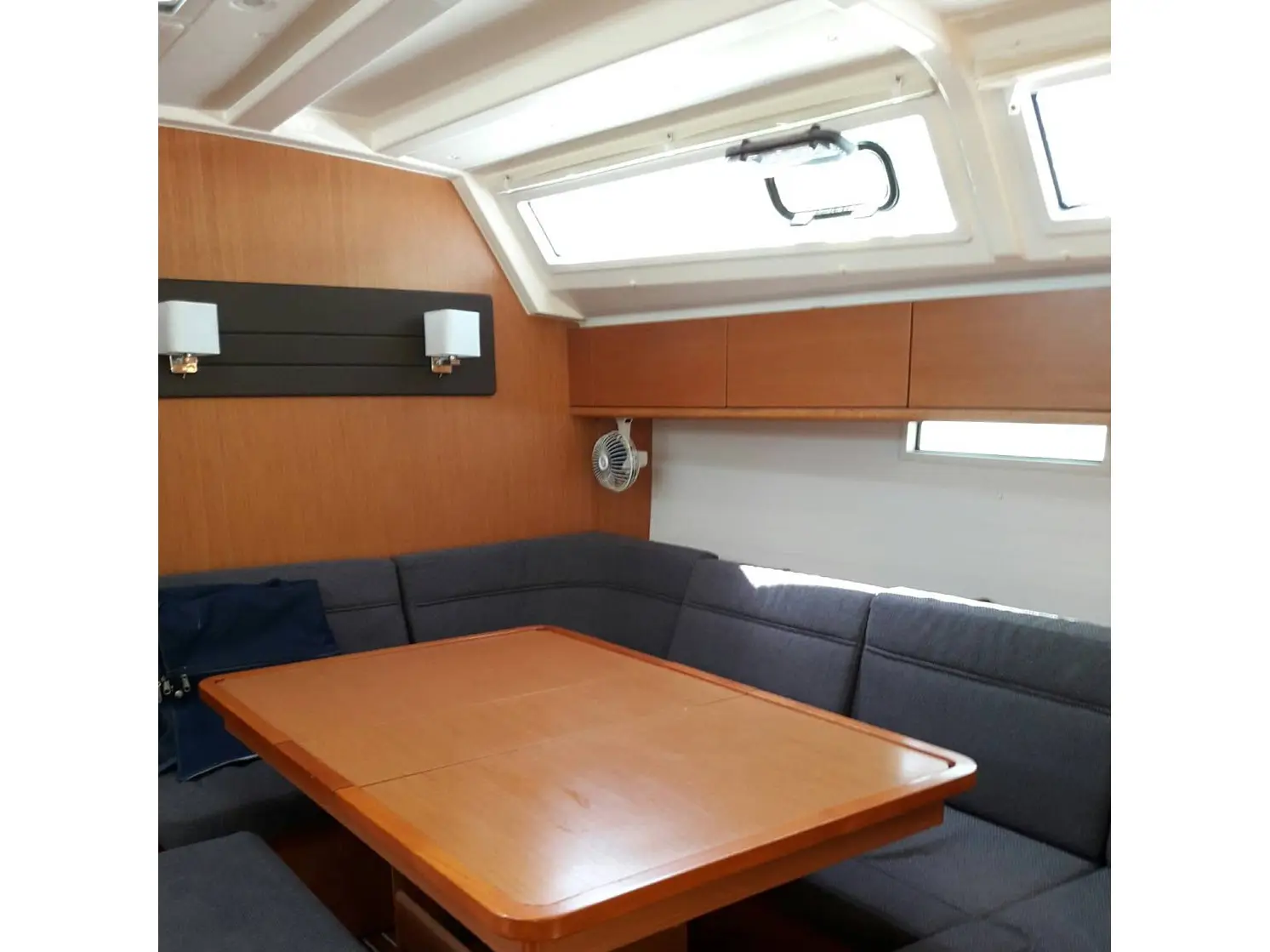 Cpt JOHN , Interior image