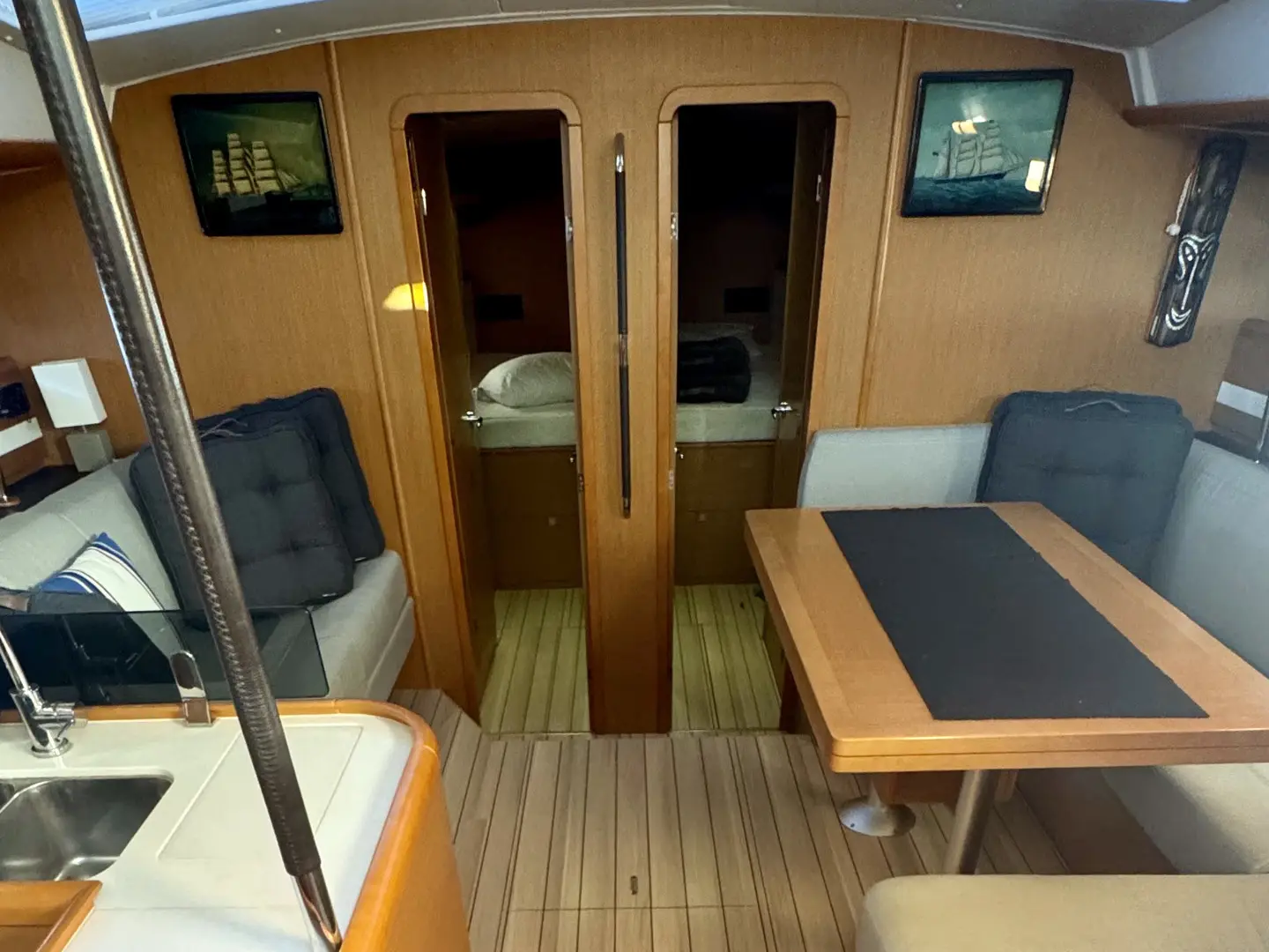Premium, Interior image