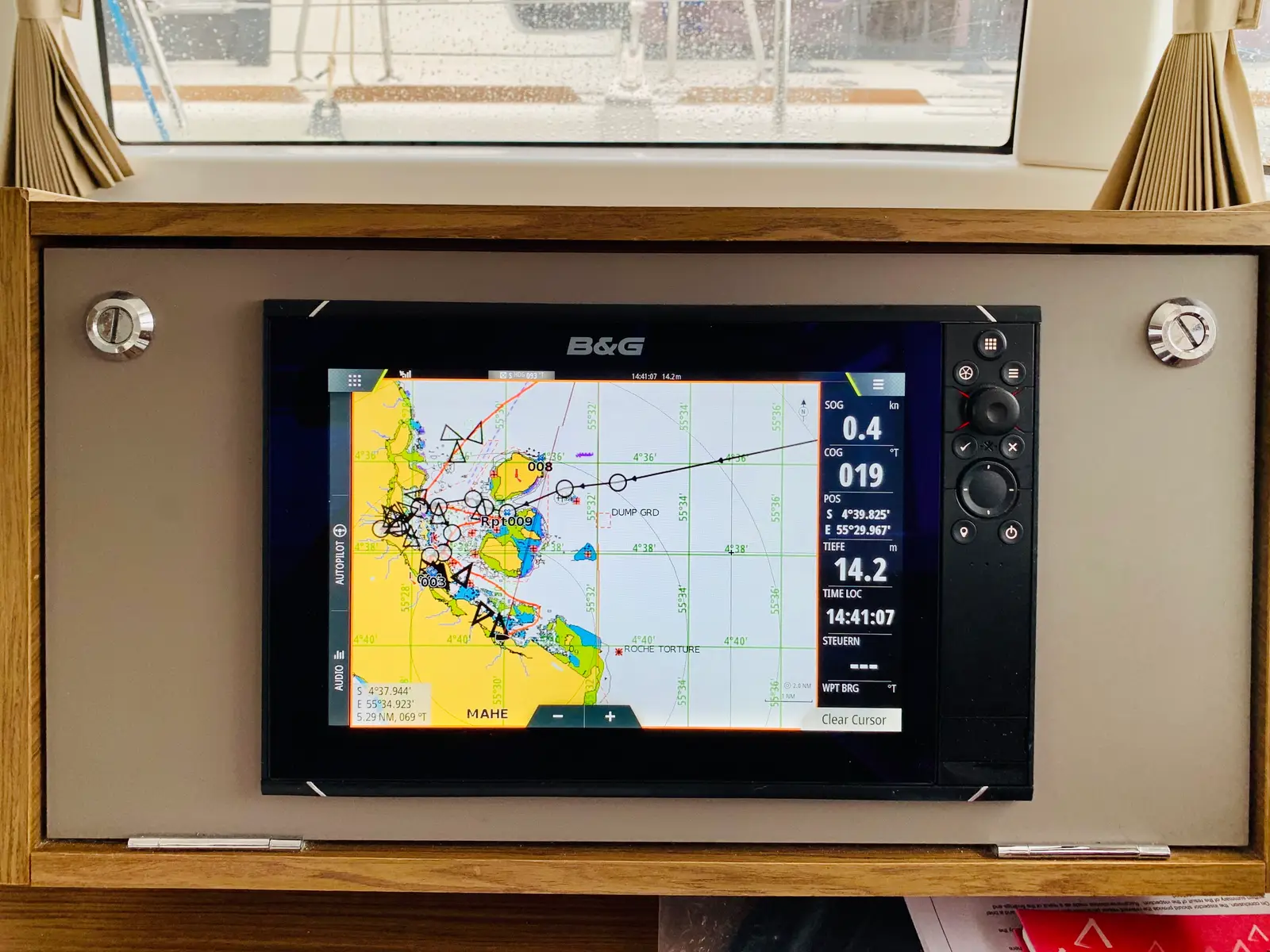Ubah, Navigation