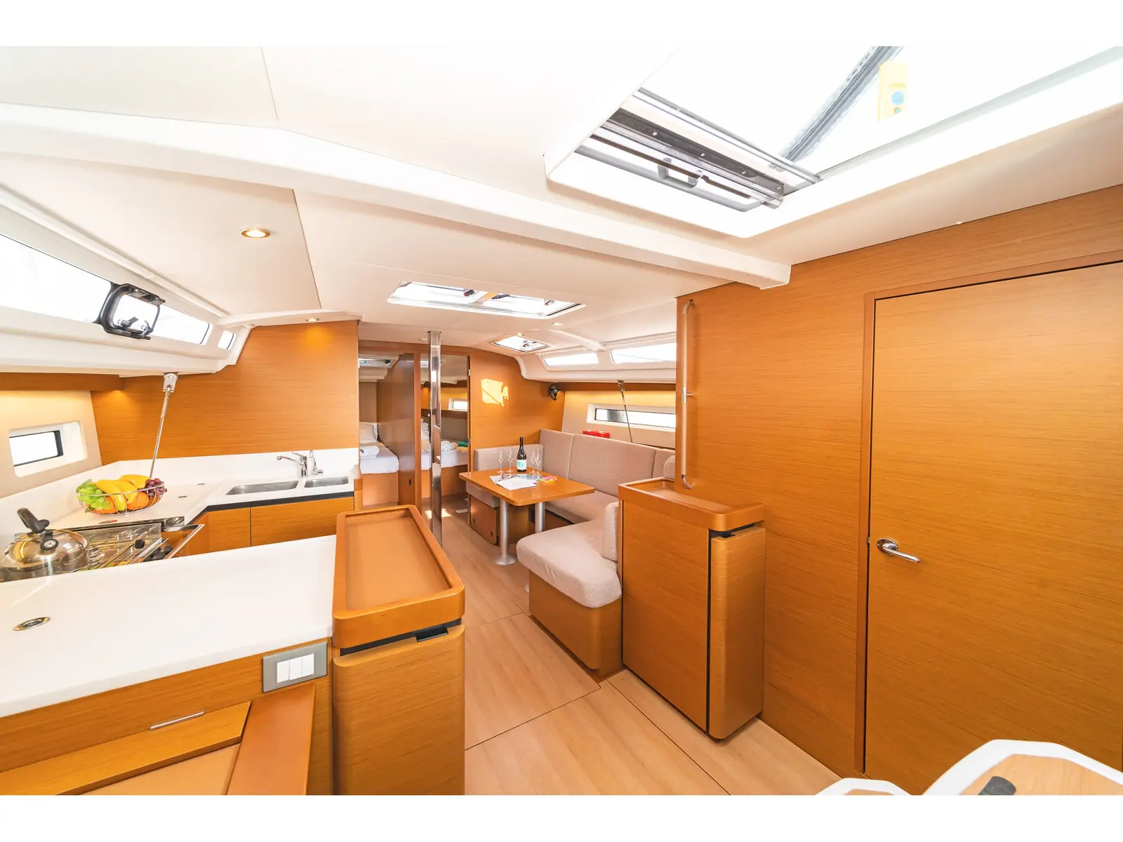 Esperos, Interior image