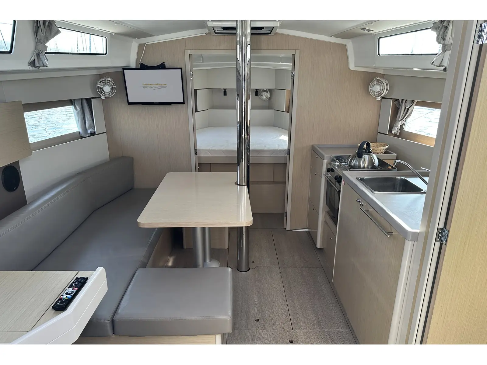 Tena, Interior image