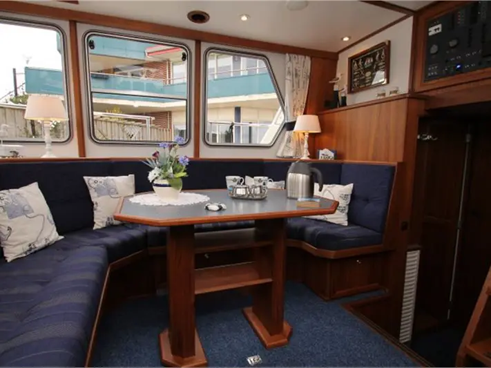 Elaine, Interior image