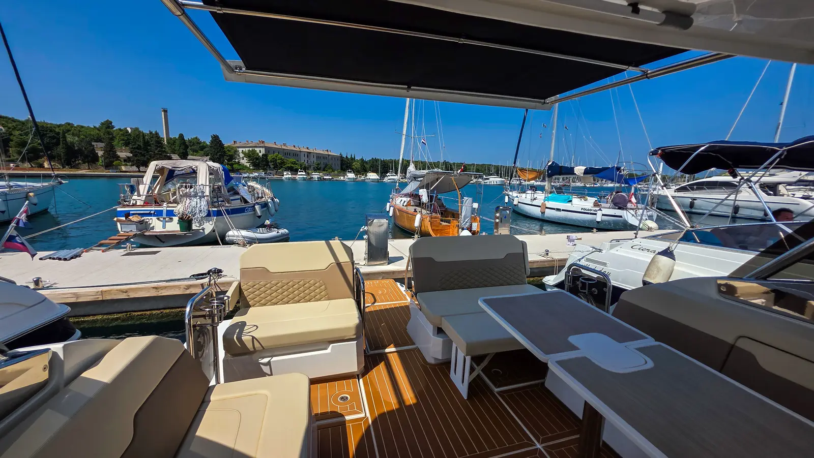Aquila 32, photograph 9