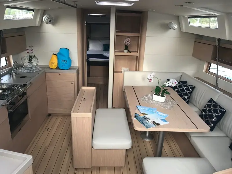 Meridiana, Interior image