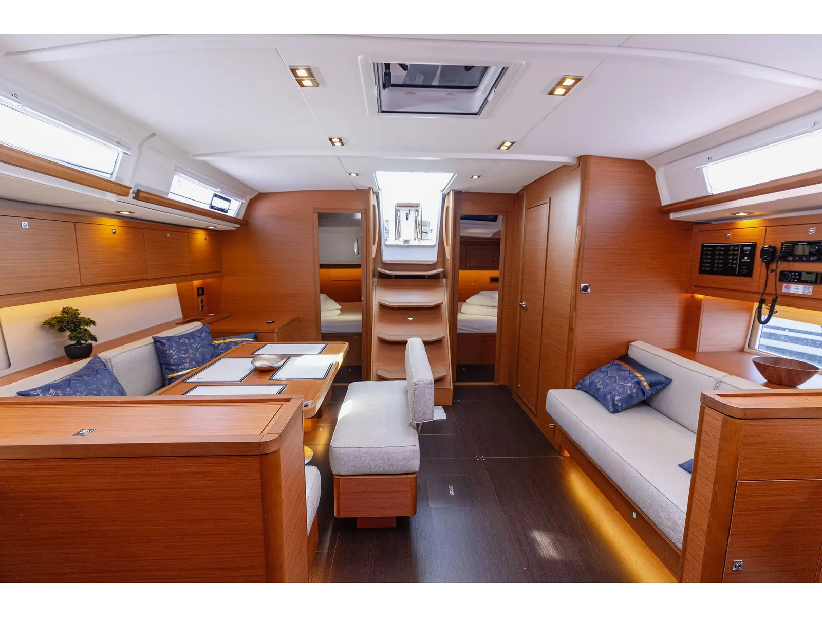 Angelique, Interior image