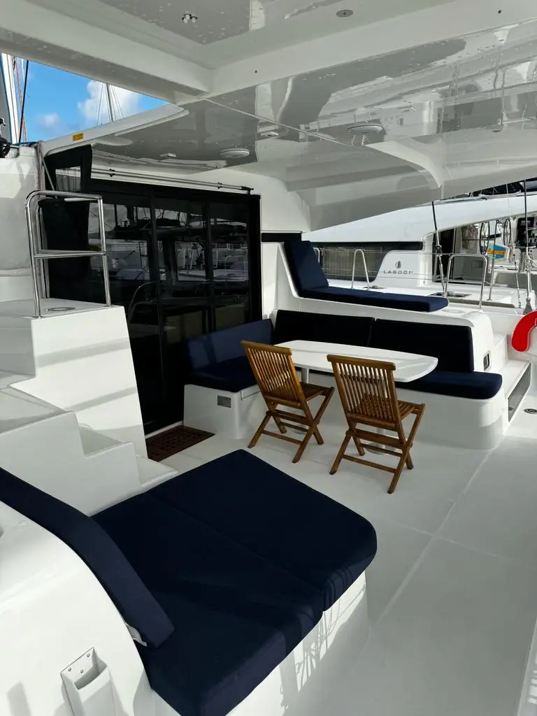 STAR VI, Interior image