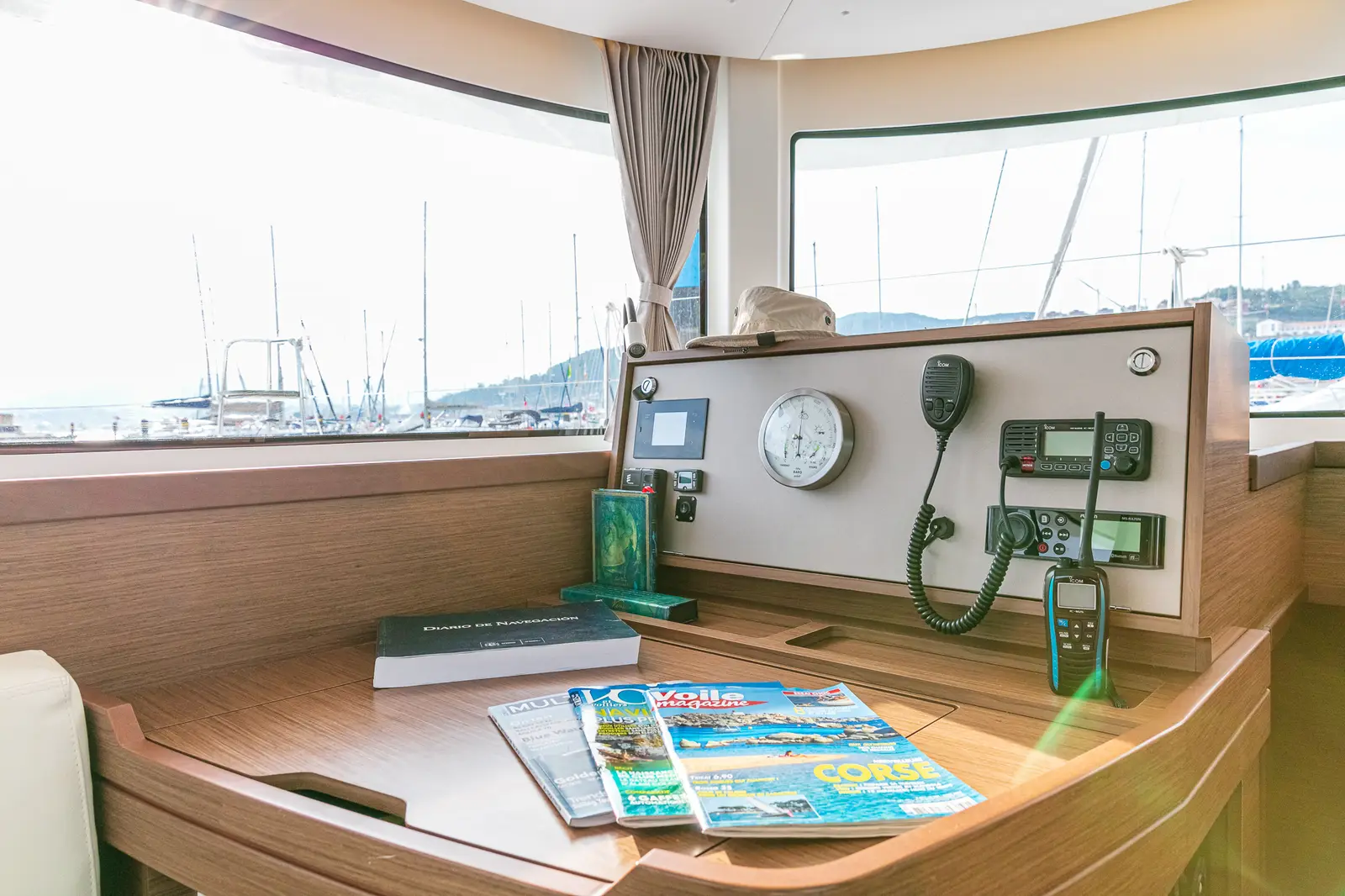 Verne, chart table