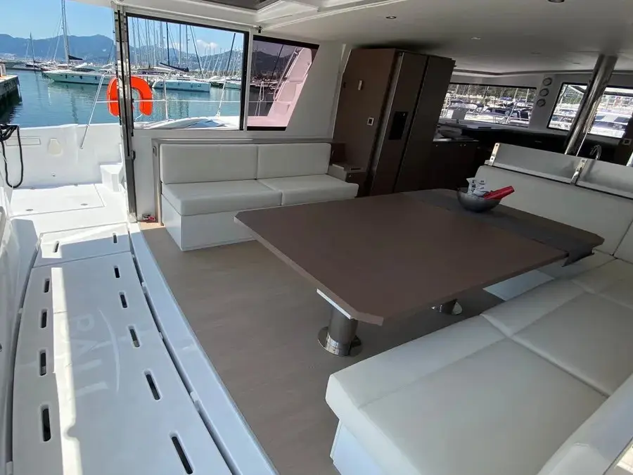 Anna, Interior image