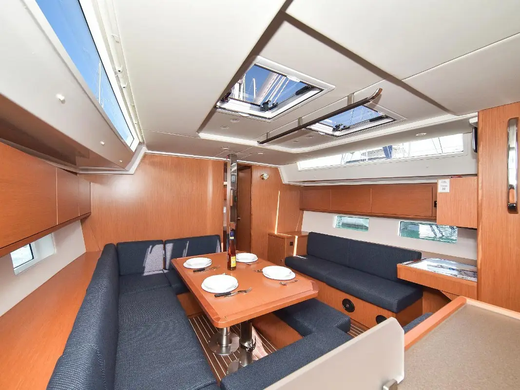 NADINE, Interior image