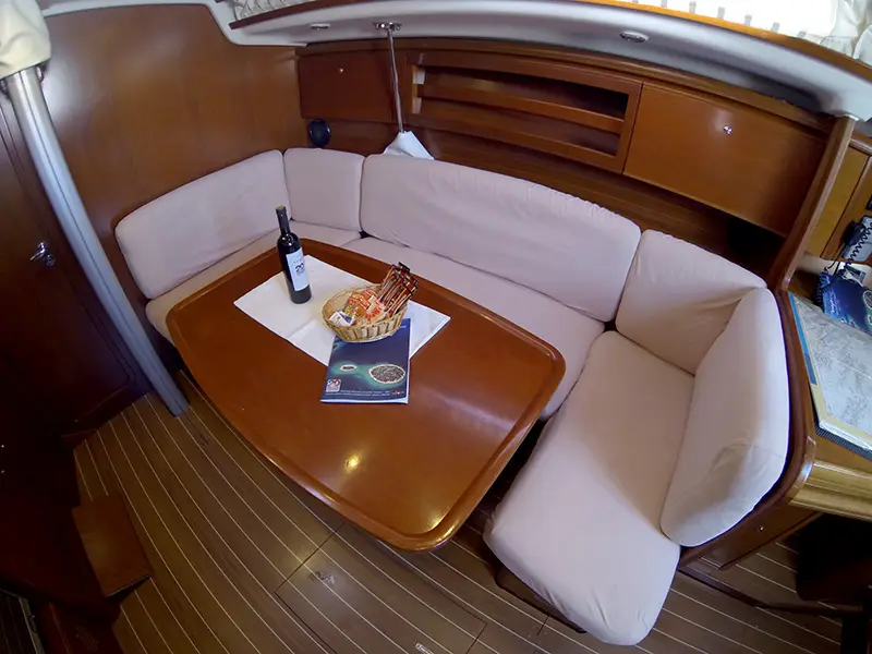 Sportski Vuk, Saloon table
