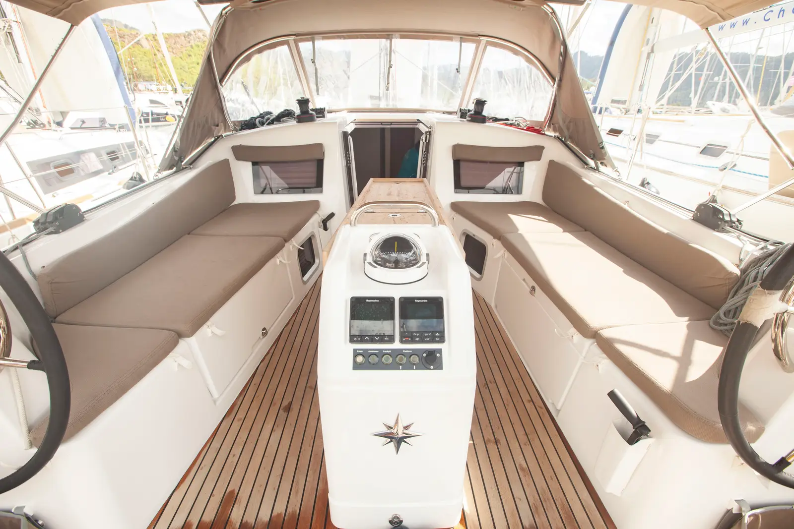 Sea Breeze, Cockpit