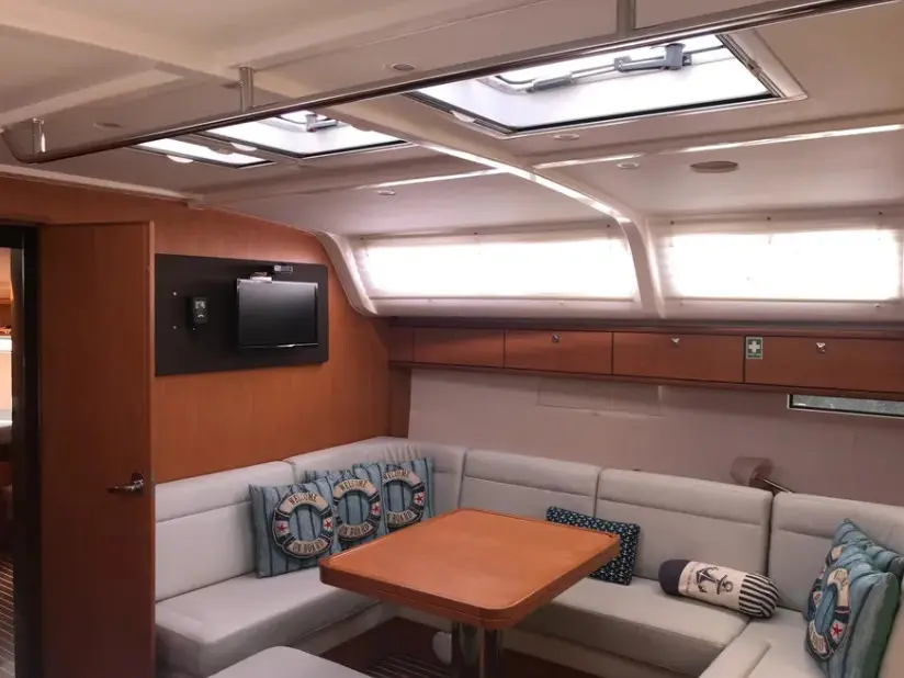 Gin Tonic, Interior image