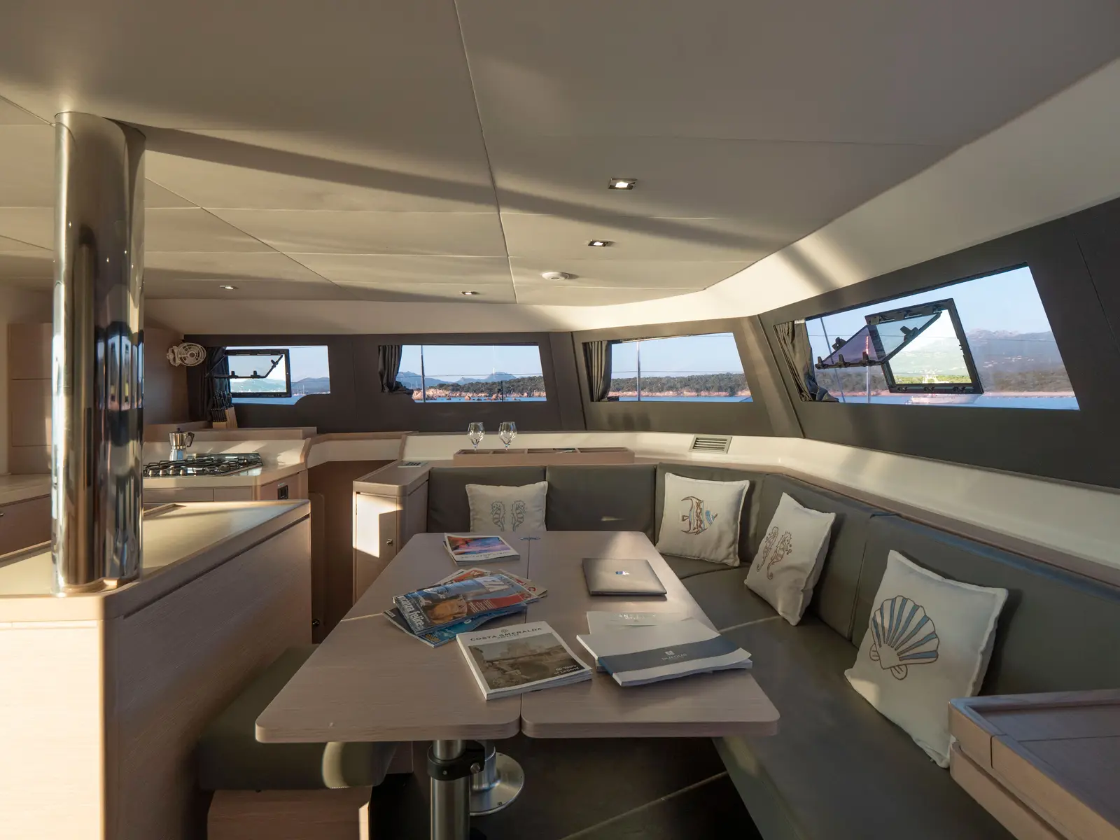 Delphinus, Interior image