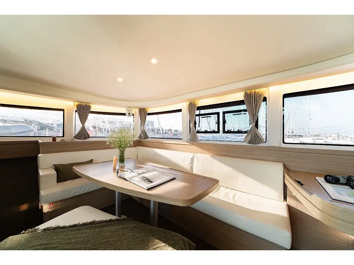 Eleni, Interior image