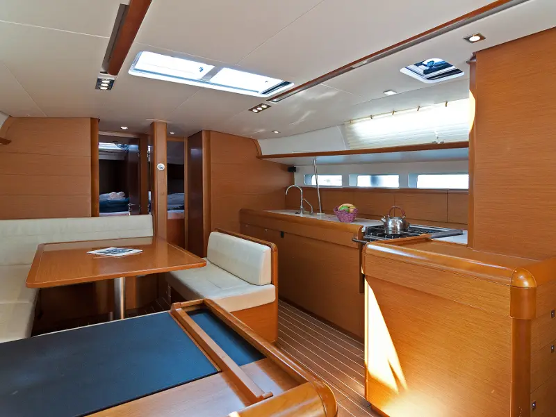 Aqua Kiss , interior