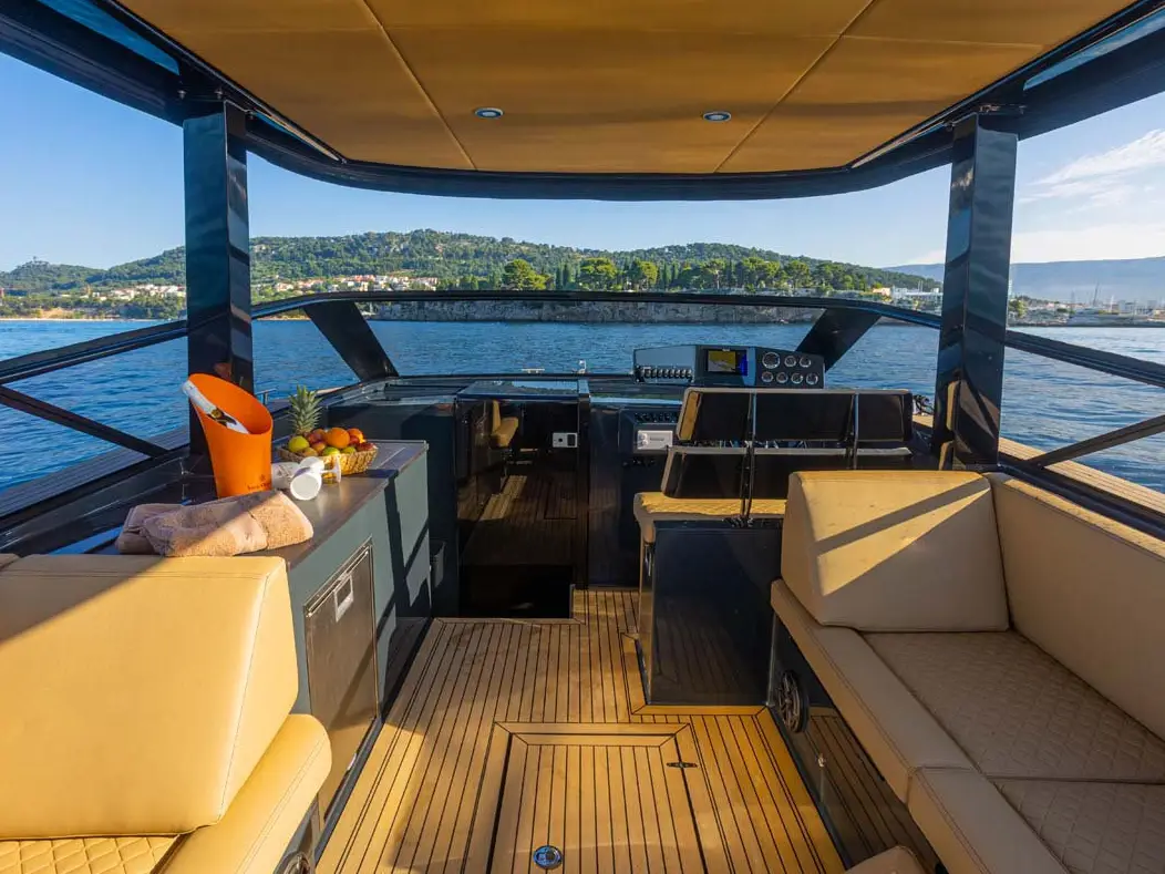 Premium, Interior image