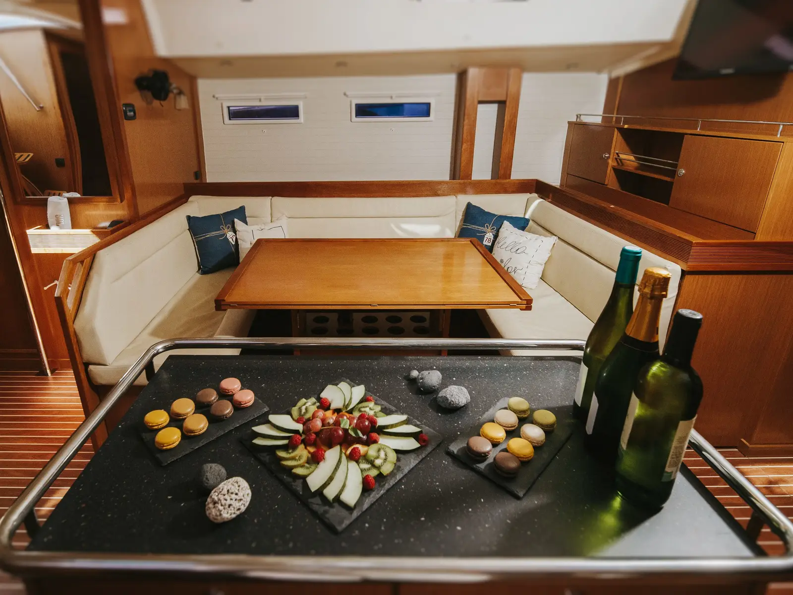 Lady Sunshine , Interior image