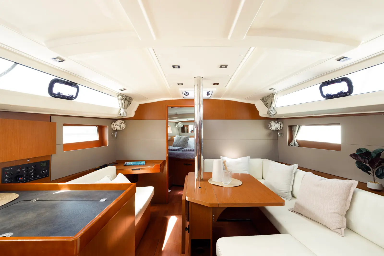 Tureis, Interior image