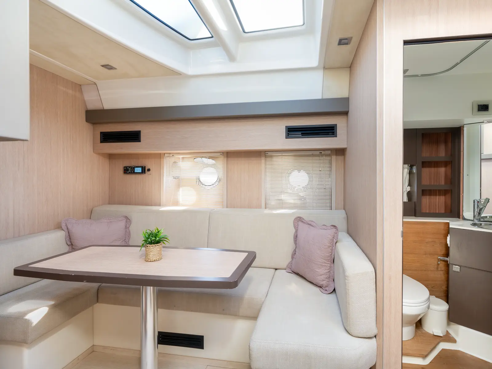 Principote, Interior image