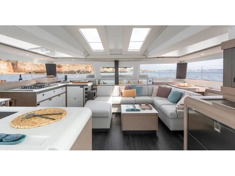 Night Breeze, Interior image