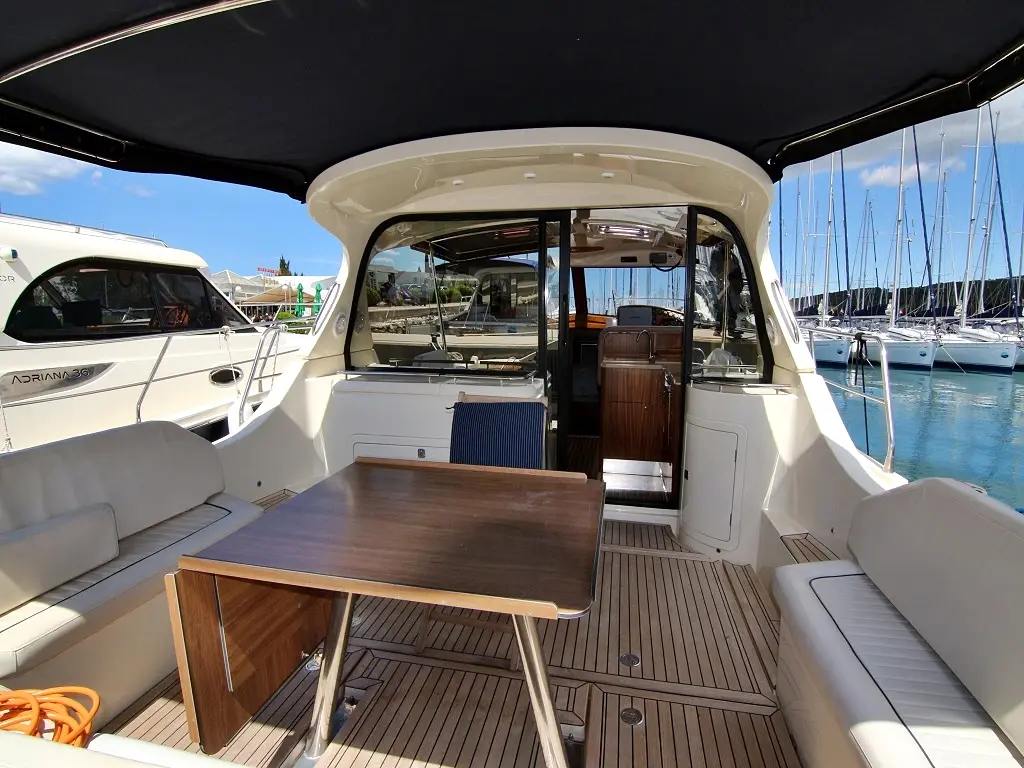FRANKA, Exterior image