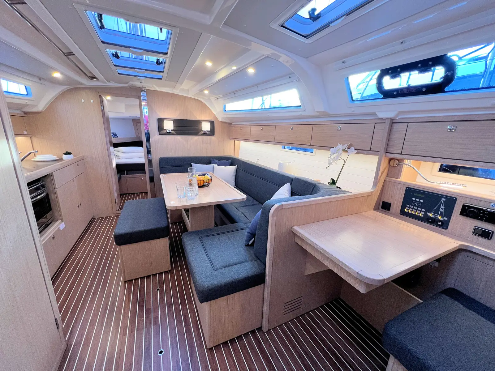 Panda III, Interior image