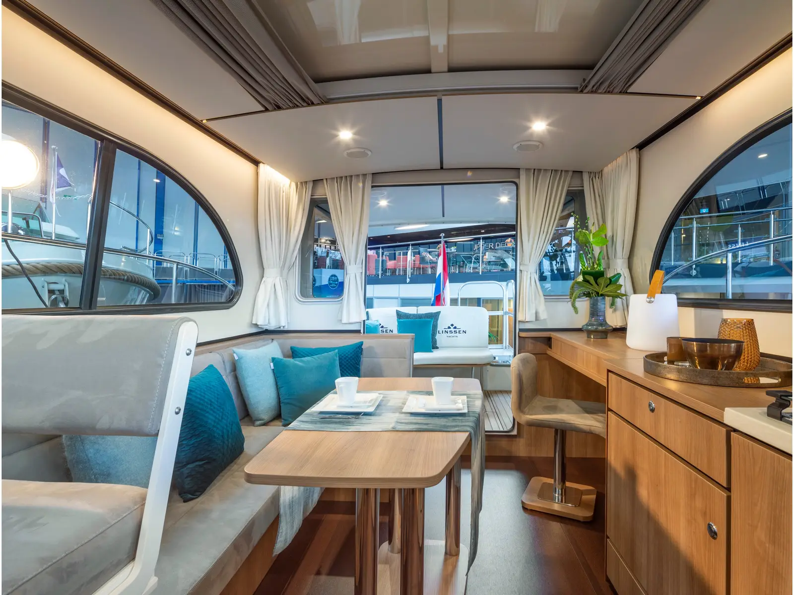 Amy, Interior image