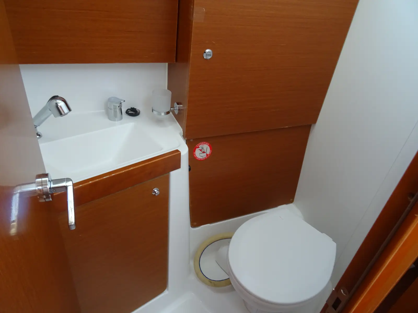 Karavas, Toilet
