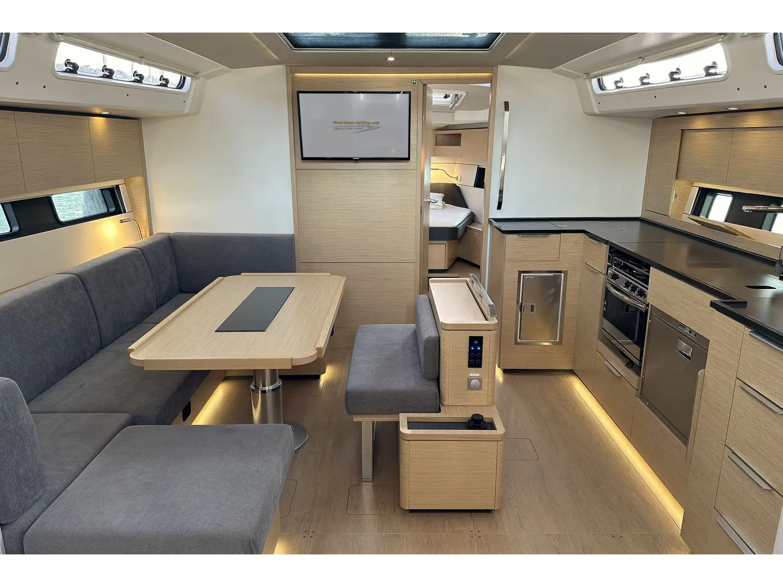 freebe, Interior image