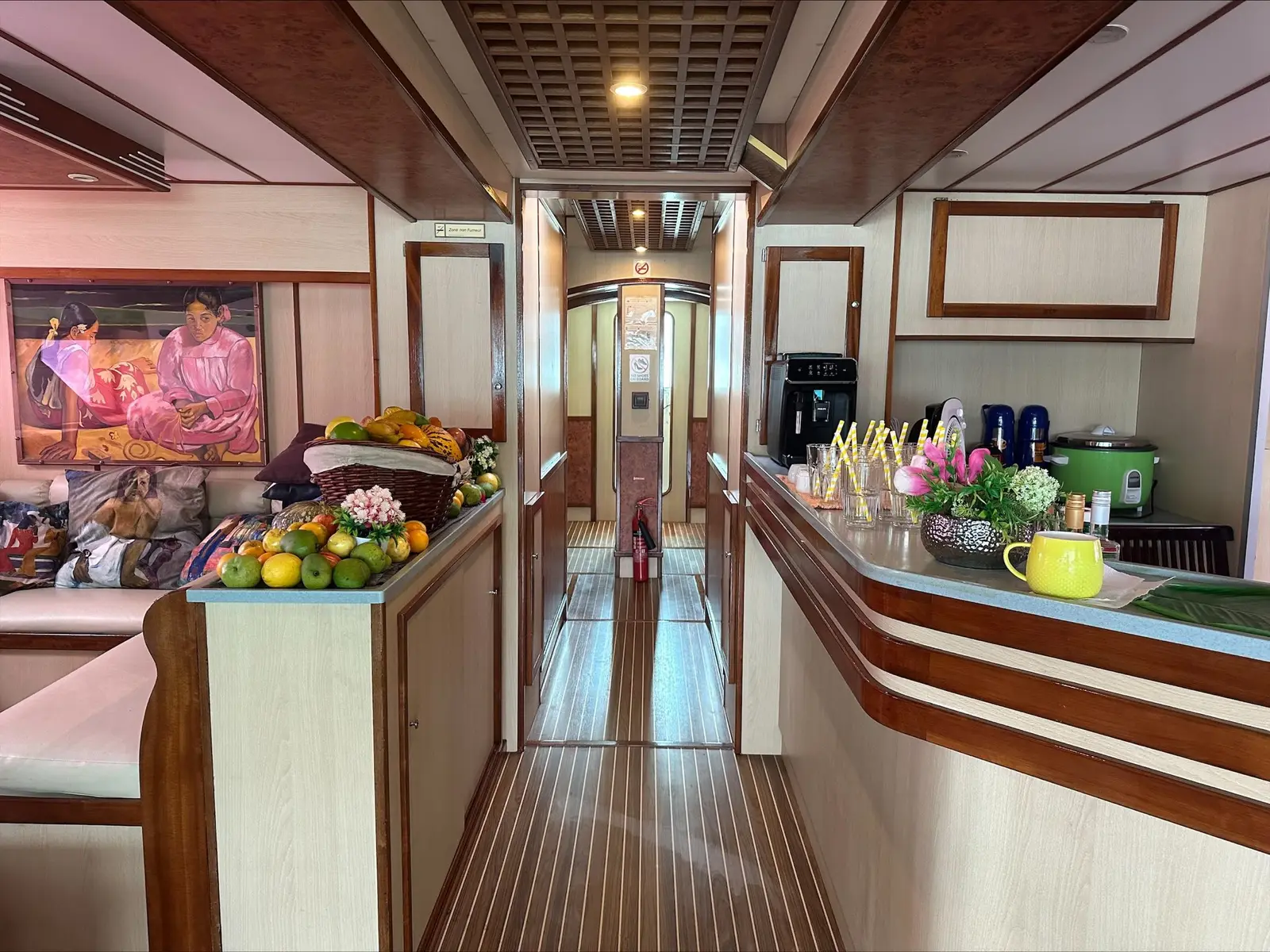Cabin G12, Salon + Kitchen