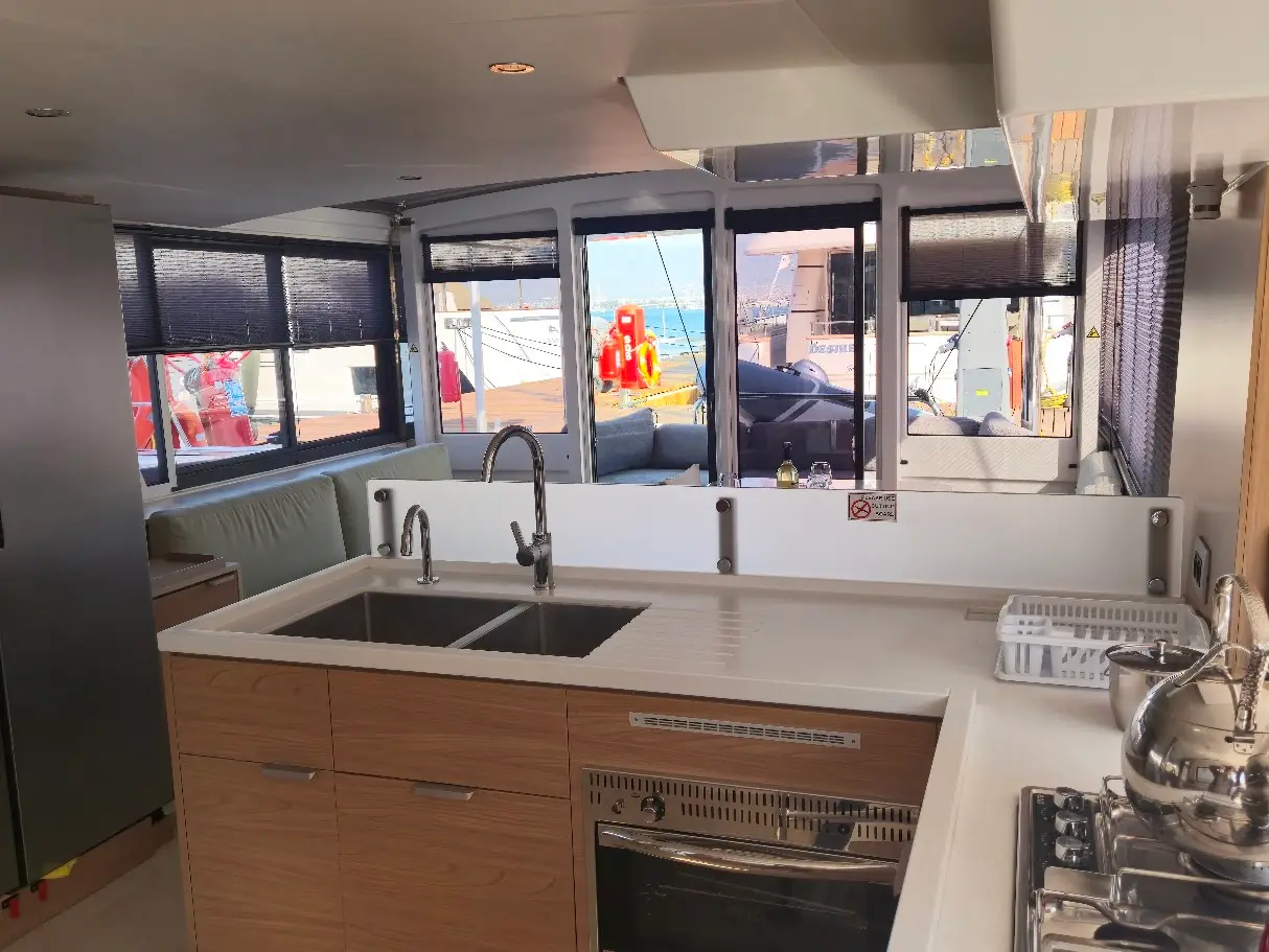 Solo Star, Interior image