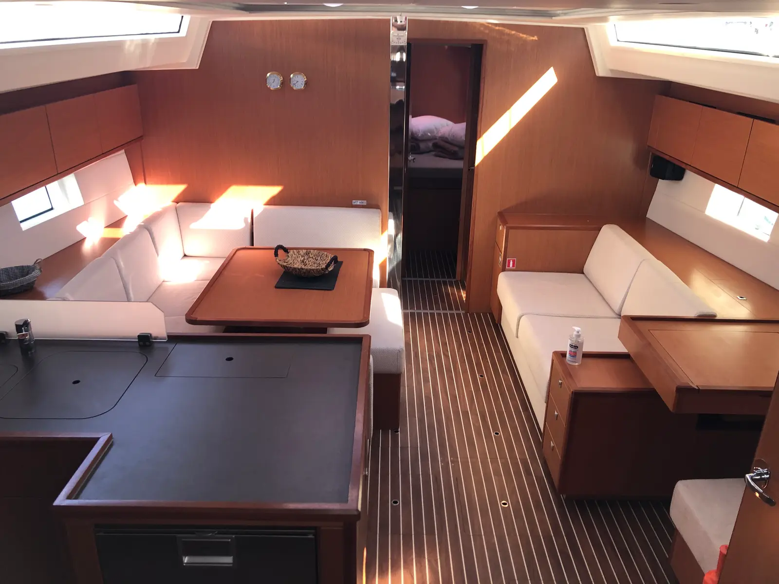 S/Y Elli, Interior image