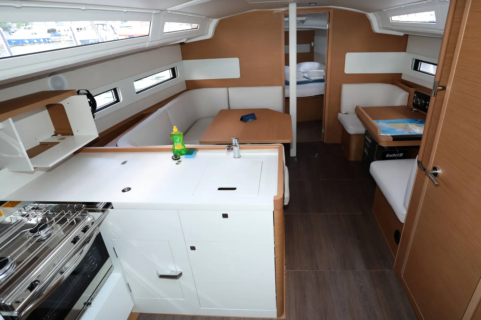 Nuria, Interior image