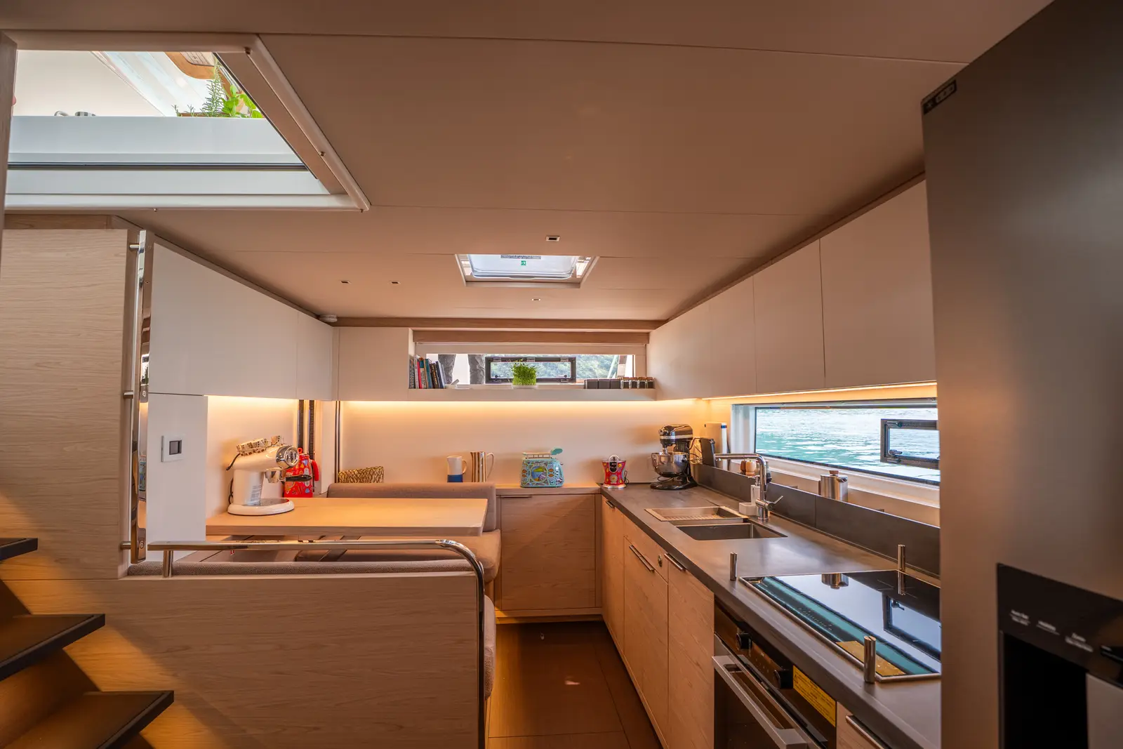 SAILUXE - Gloria, Kitchen