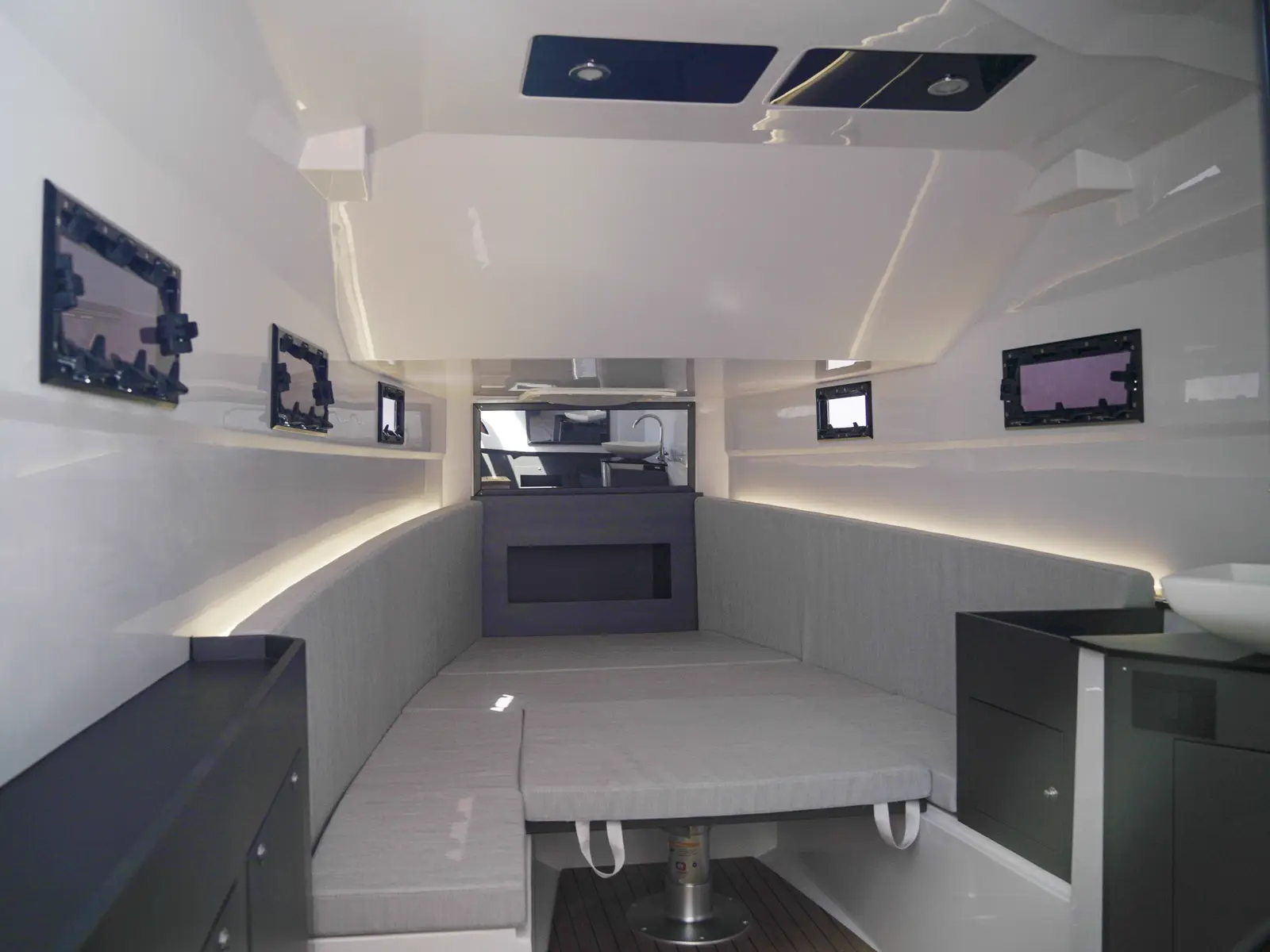 Armare, Interior image