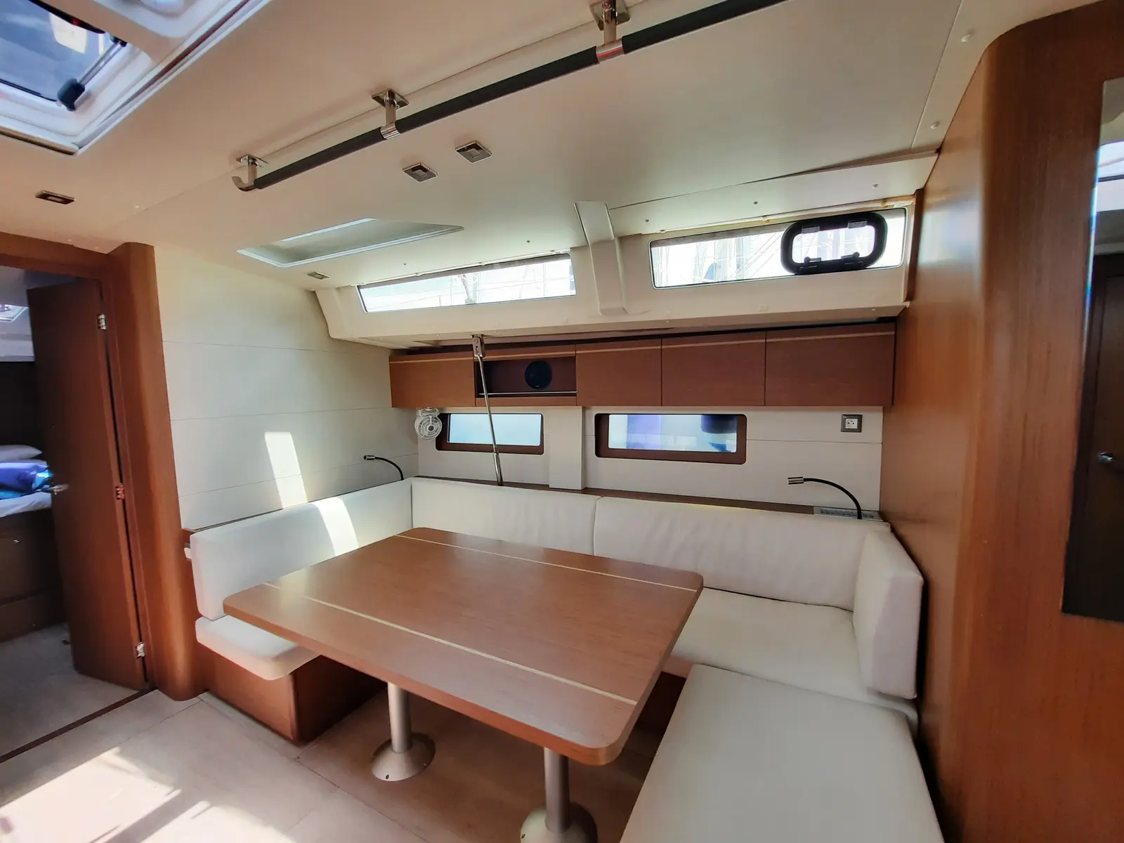 Senza Limiti II, Interior image