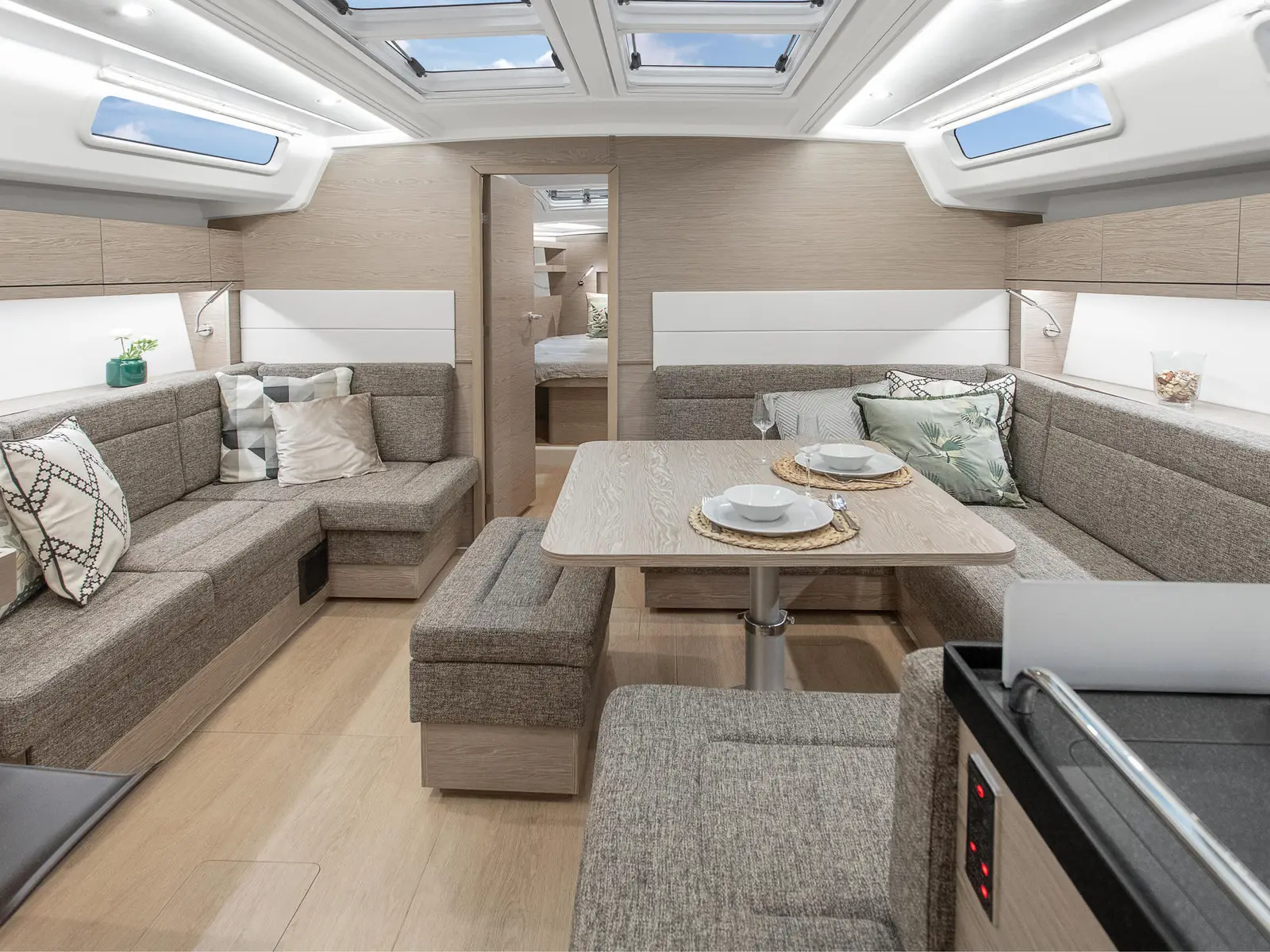 Nimbus, Interior image