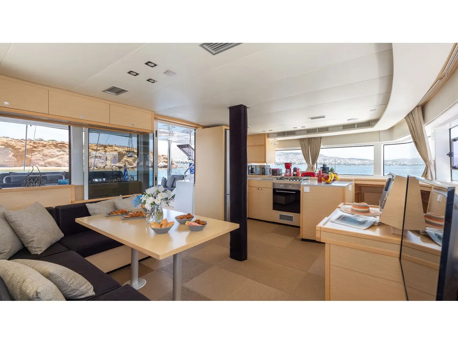 Royal Hearts (A/C - Generator - Refit 2024), Interior image