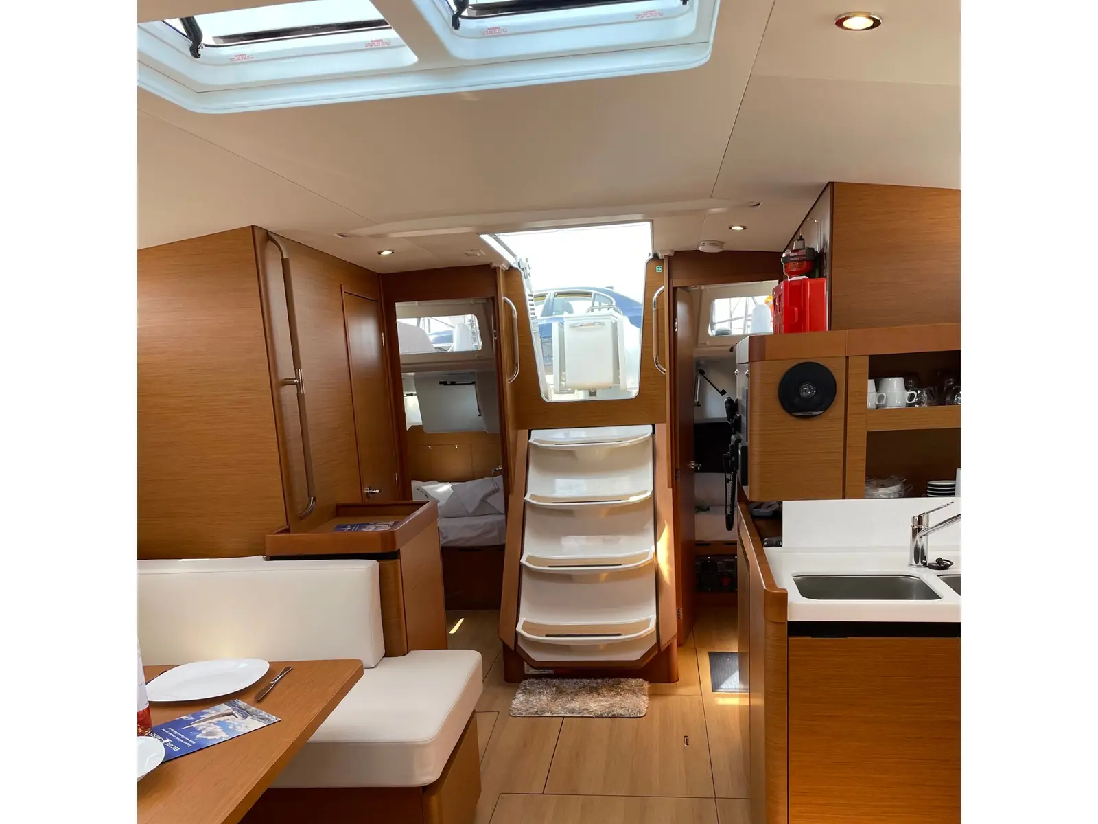 Electra, Interior image