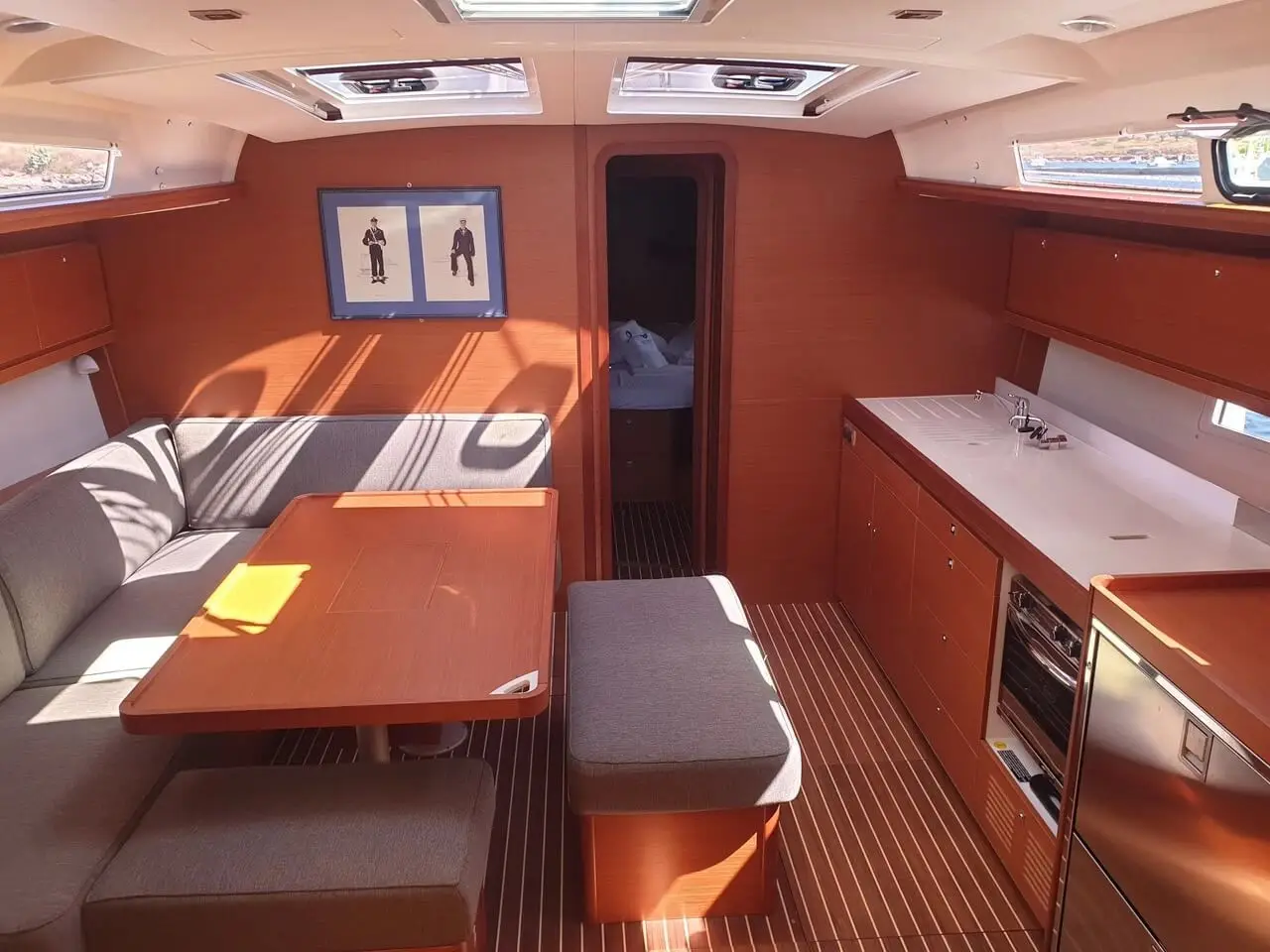 Nearchos, Interior image