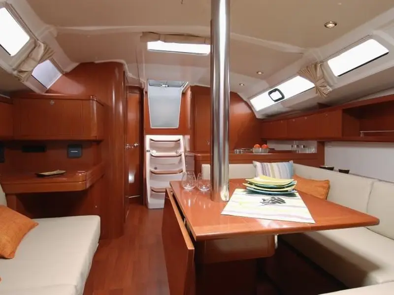 Ioanna, Interior image