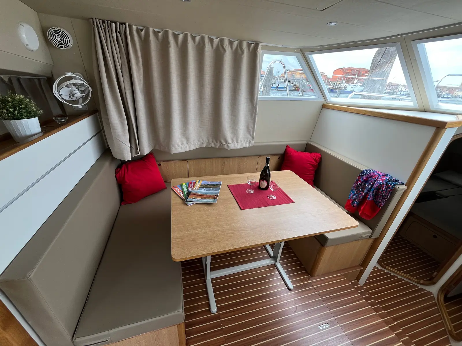 Tip Top Plus, Interior image