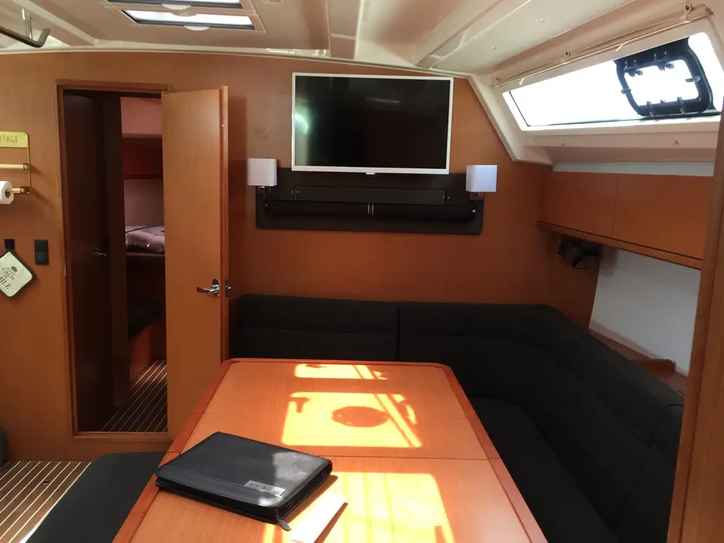 Nefeli, Interior image
