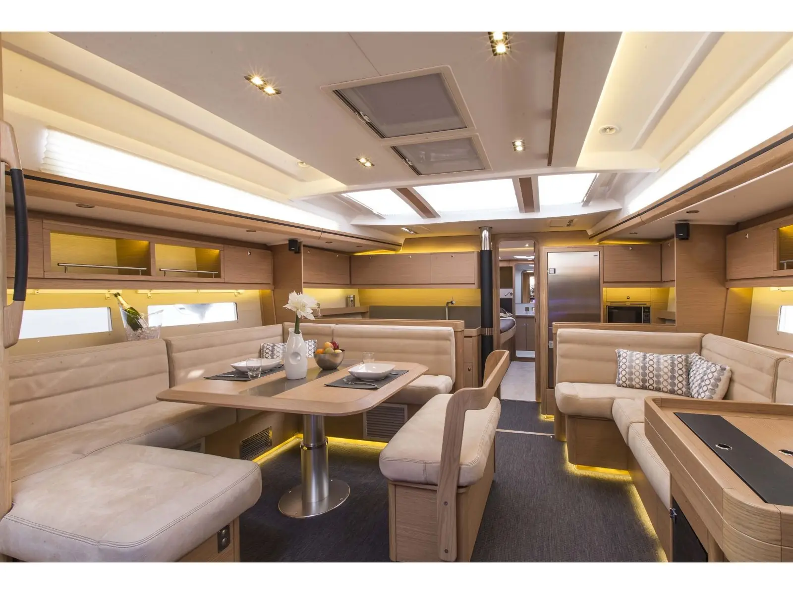 INVICTUS, Interior image