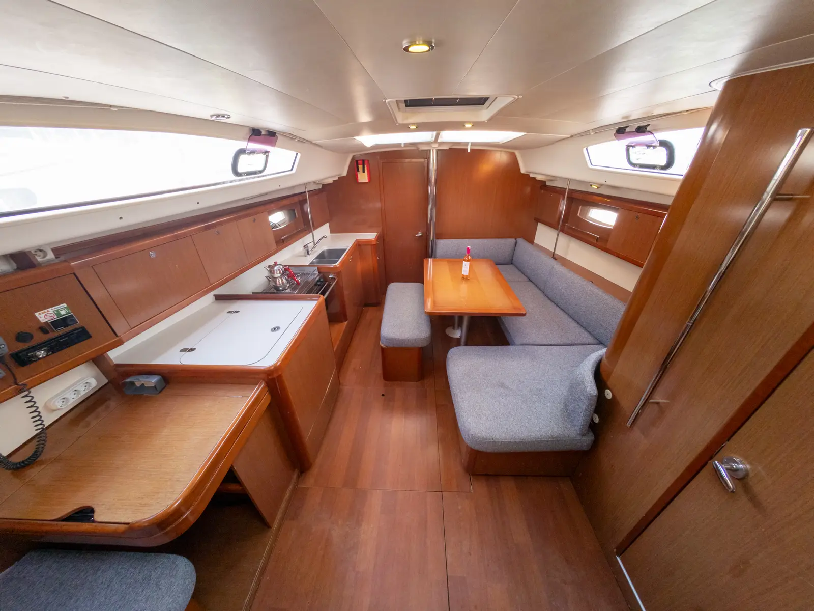 Violet, Interior image