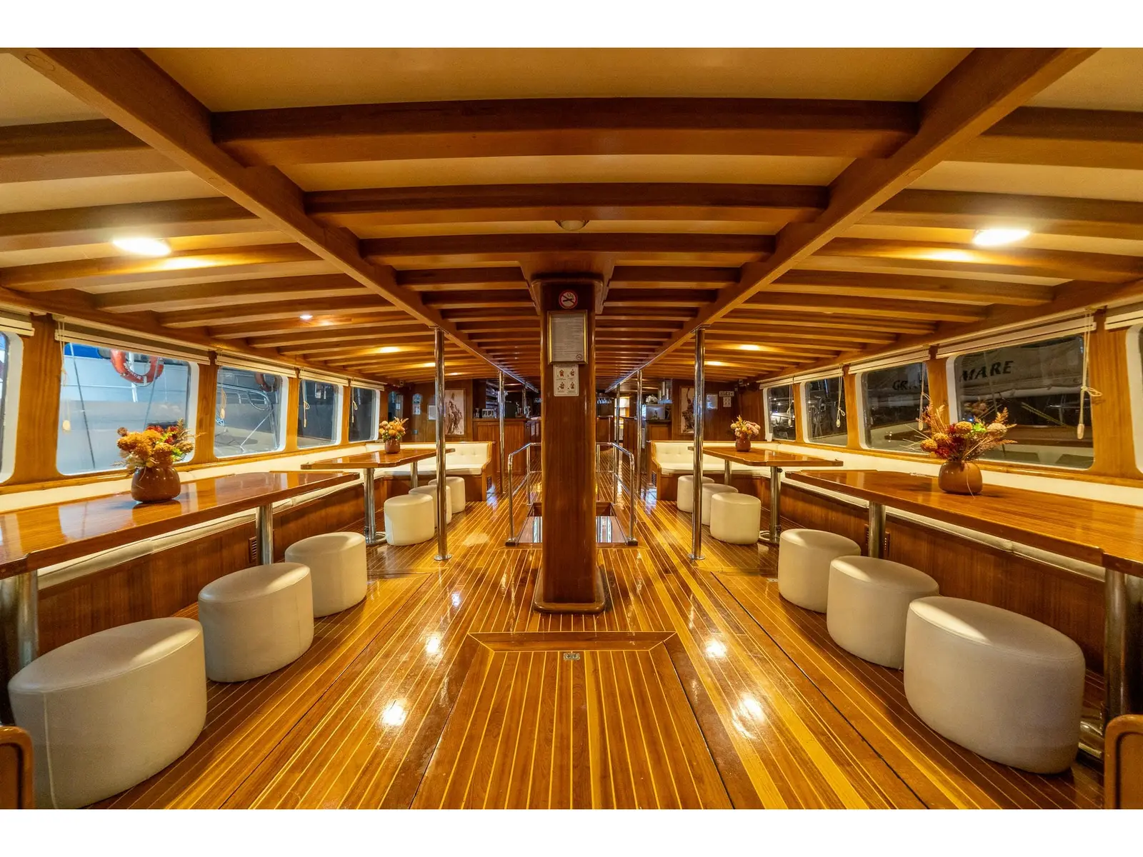 Premium, Interior image