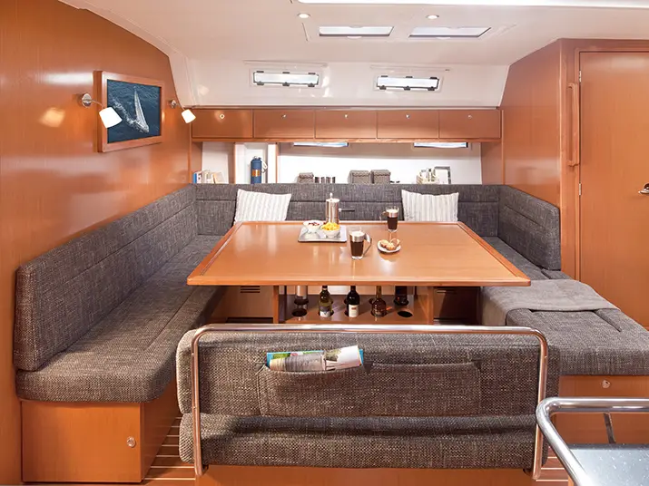 Star Isabella, Interior image